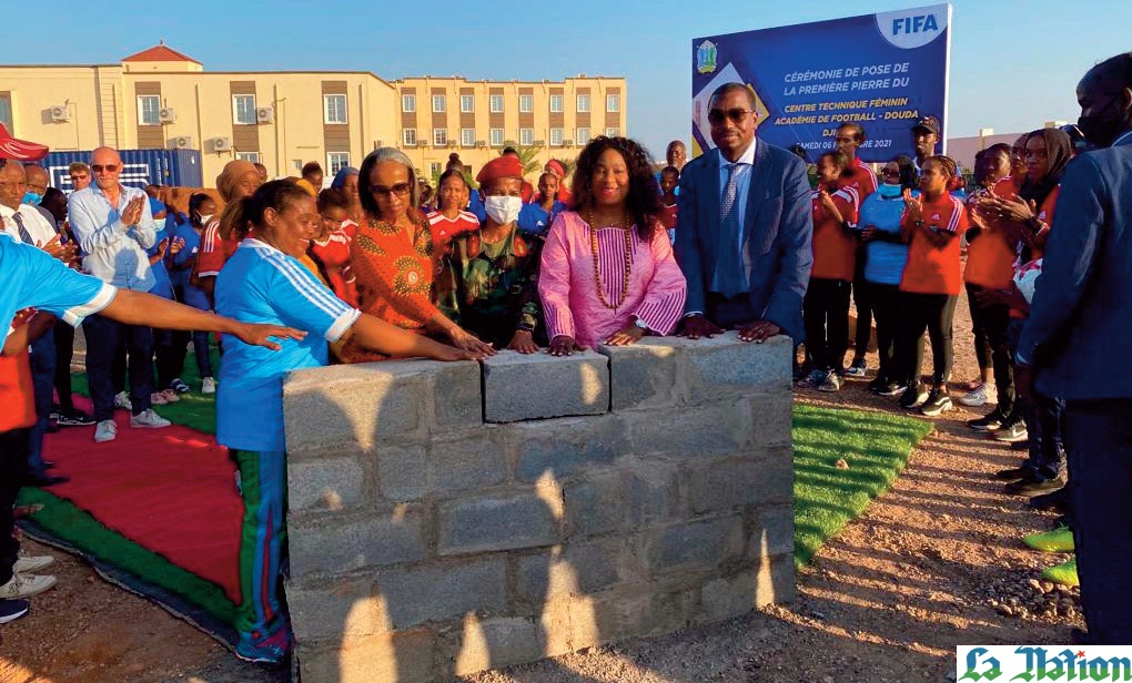 Académie de football : Fatma Samoura pose la 1ère pierre d’un ouvrage destiné aux footballeuses