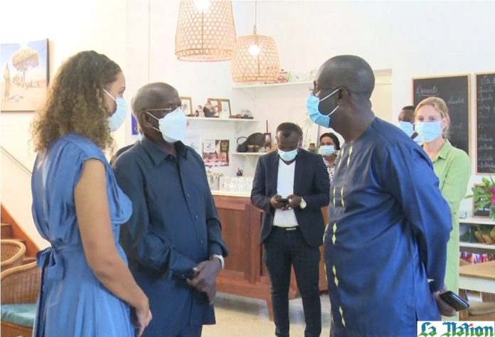 Le-premier-assiste-a-un-vernissage-sur-la-migration-organise-par-lOIM-a-Djibouti-1