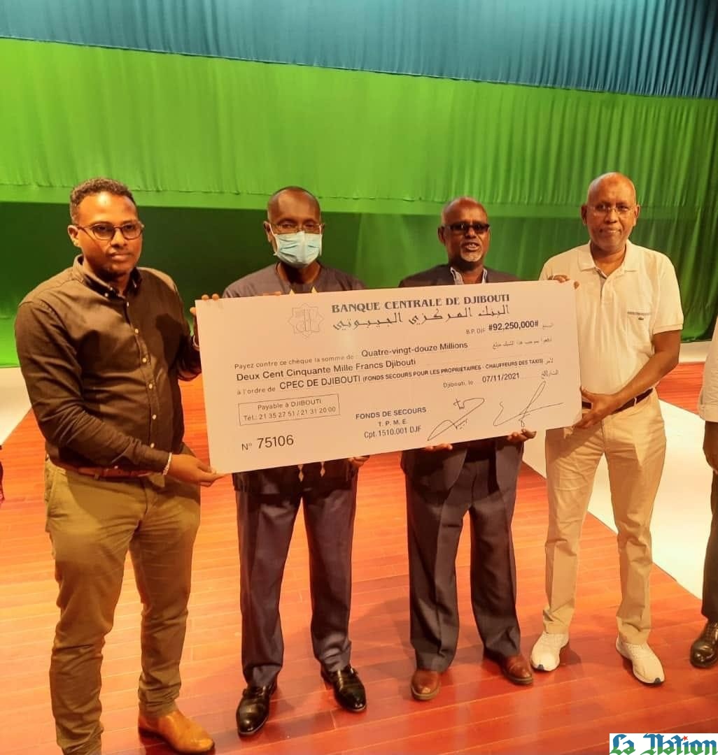 Remise d’un chèque de 92 250 000 FD en faveur des propriétaires de taxis