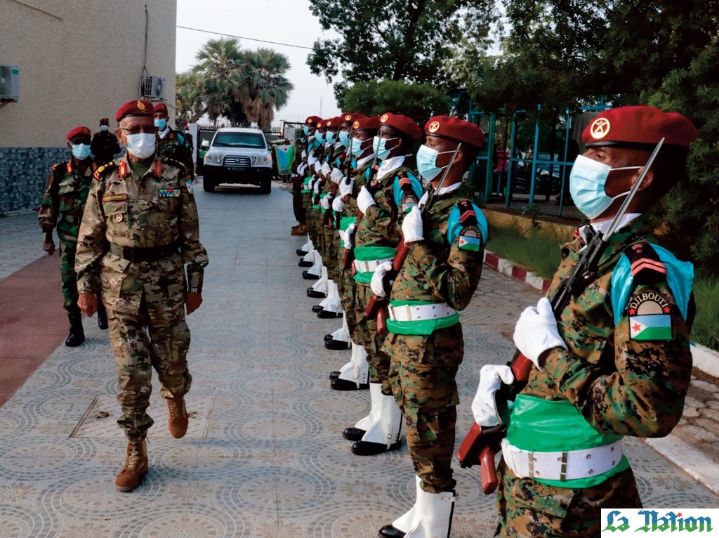 Cérémonie de remise de galons à des personnels navigants et des officiers supérieurs