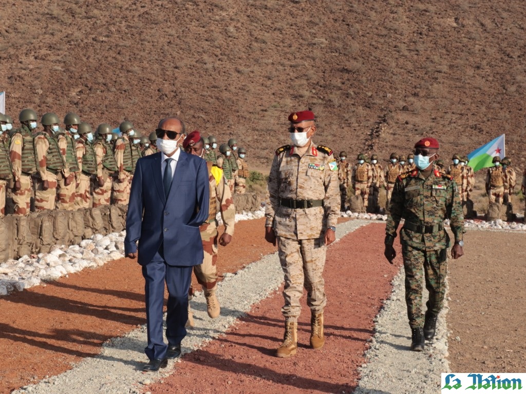 Le ministre de la défense inspecte le bataillon Hill 9 à Maryama
