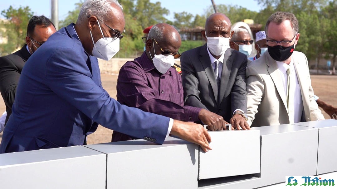 • Futur centre de formation de l’aviation civile : Le Premier Ministre pose la première pierre du futur centre de formation de l'aviation civile
