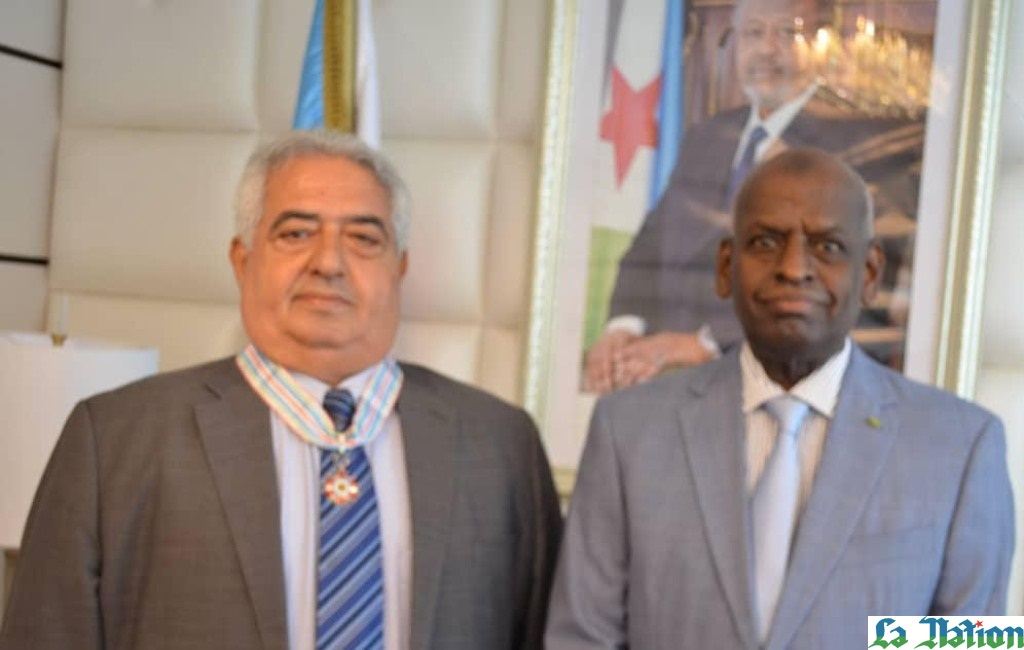 Le Premier ministre décore l’ambassadeur de la Palestine à Djibouti de la médaille d’Officier de l’ordre national du 27 juin