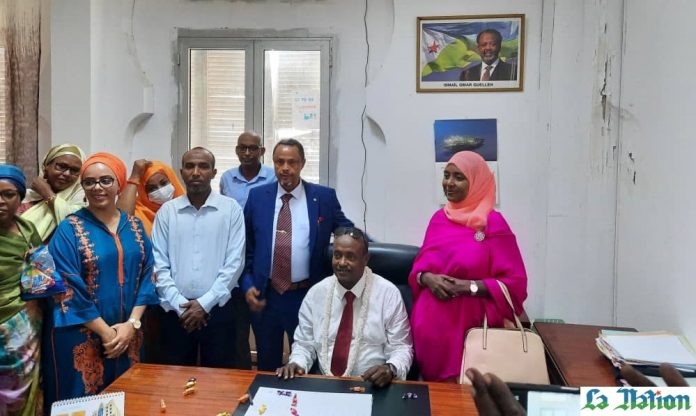 Le maire de la ville de Djibouti installe les nouveaux membres du bureau exécutif du Conseil de Djibouti dans leurs fonctions respectives (1)