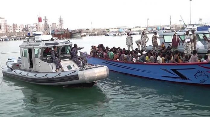 Les Gardes-côtes et la Marine portent secours à des migrants (1)