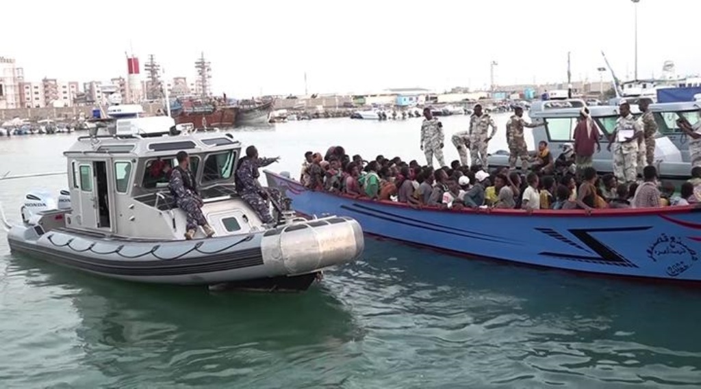Les Gardes-côtes et la Marine portent secours à des migrants