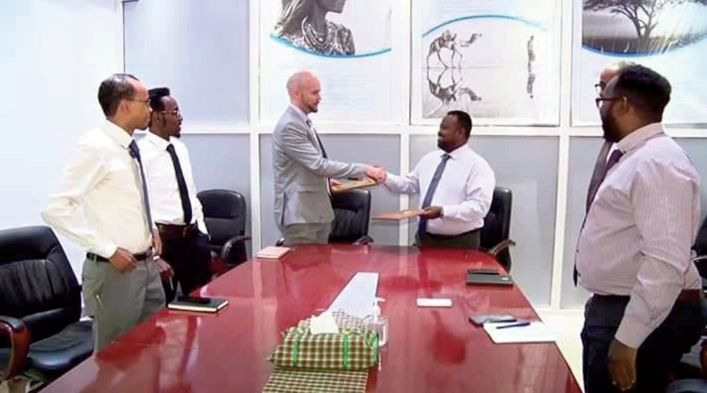 Signature de contrat entre l’ANSIE et la société DJIBOUTI MOBILE ID : Assurer la conformité et la protection des données numériques