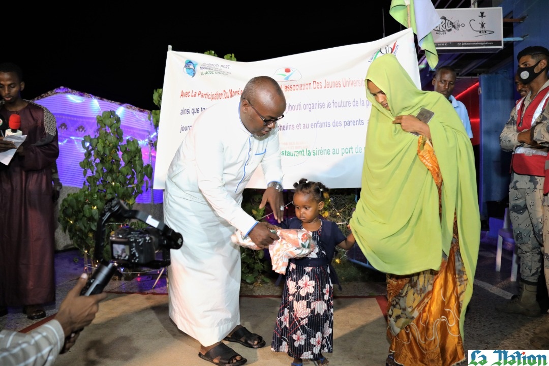 • Association des jeunes universitaires/Al-Aoul Group : Distribution de 500 lots d’habits neufs aux orphelins et aux enfants de familles modestes des différents quartiers de la capitale