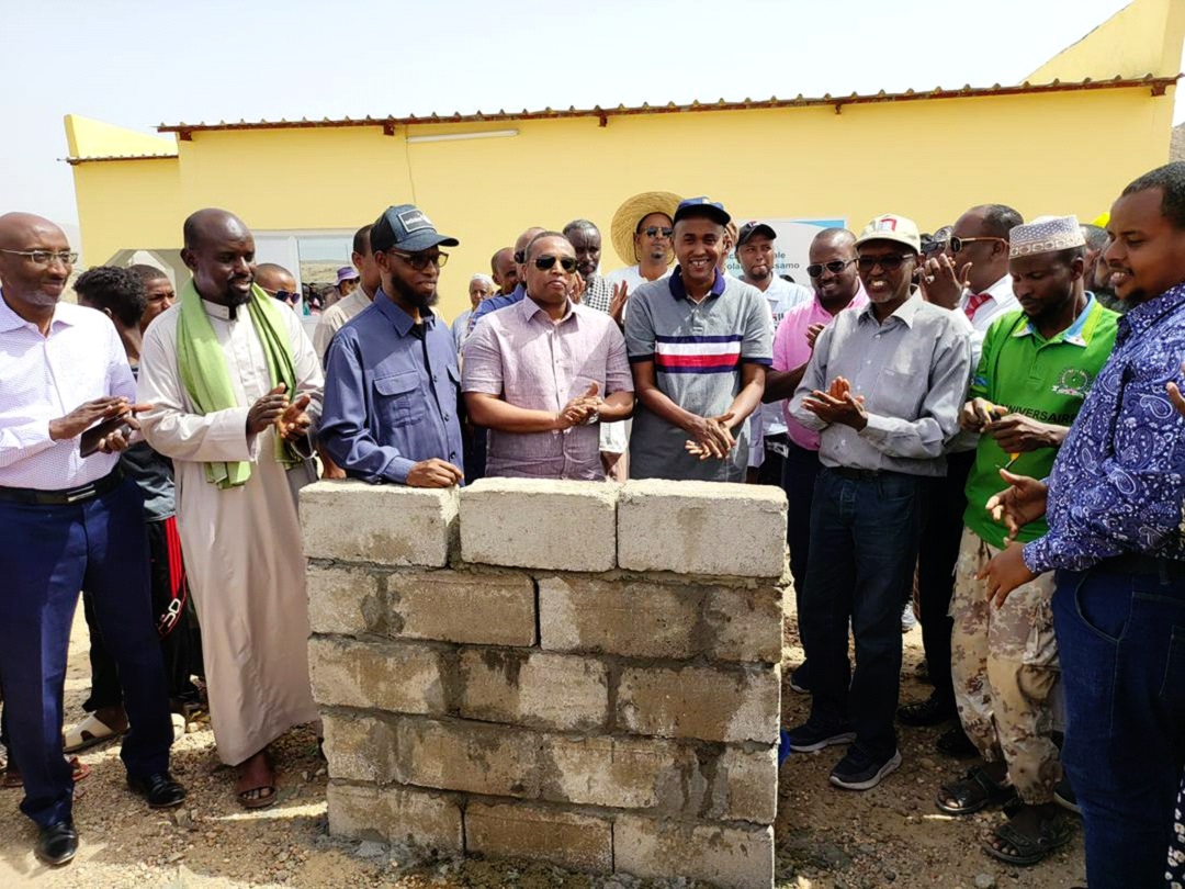 Pose de la première pierre de la future centrale solaire à Assamo