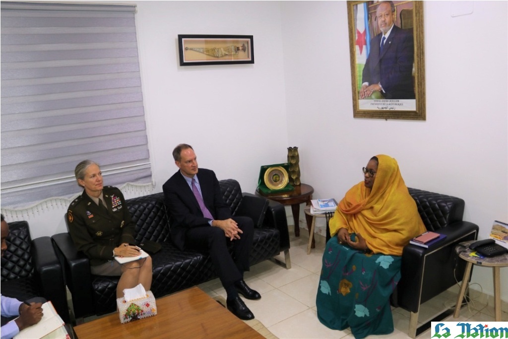 La ministre Mouna Osman Aden reçoit la nouvelle cheffe du camp Lemonnier, le major-général Jami Shawley