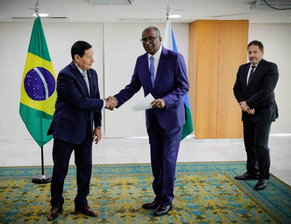 L’ambassadeur Nasser Mohamed Ousbo présente ses lettres de créance au vice-président du Brésil