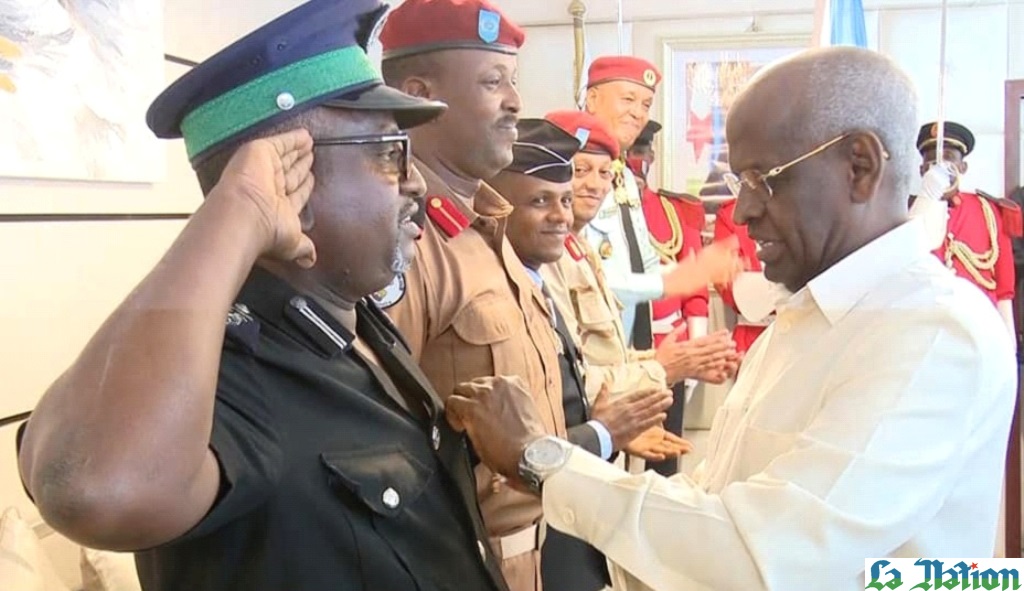 Le Premier ministre décore plusieurs membres du cabinet militaire du Président de la République