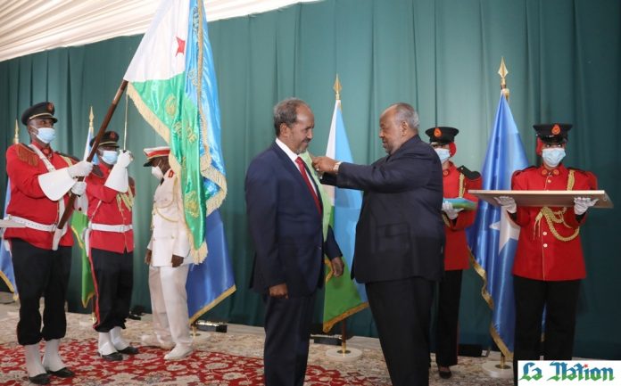 Le Président Guelleh décerne la plus haute distinction dans l’ordre national de mérite djiboutien à son homologue somalien, M. Hassan Cheick Mahamoud