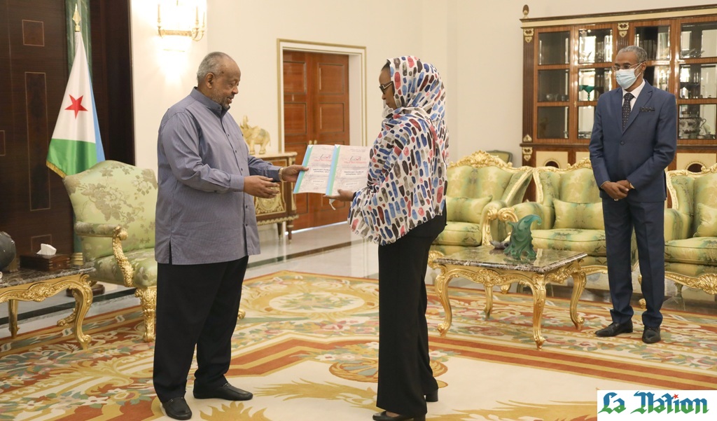 Le Président de la République reçoit le rapport général annuel 2021 de la Cour des Comptes et de Discipline budgétaire