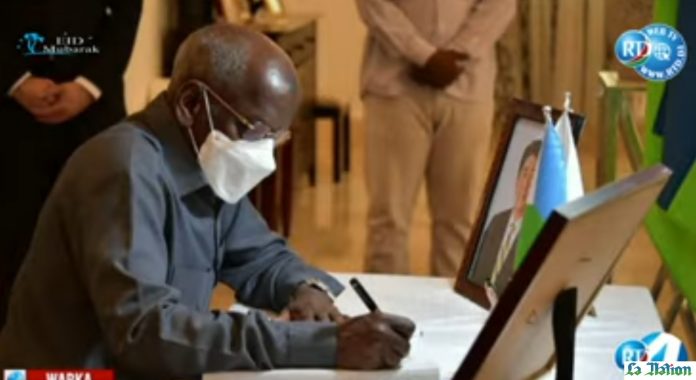 Mort de Shinzo Abe Le Premier ministre signe le registre de condoléances ouvert à l'ambassade du Japon à Djibouti