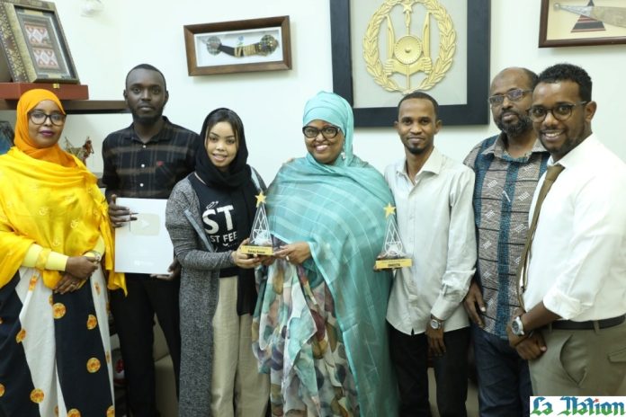 La ministre de la Jeunesse et de la Culture reçoit les jeunes vainqueurs du Somali Night Award 2022 de Mogadiscio (1)