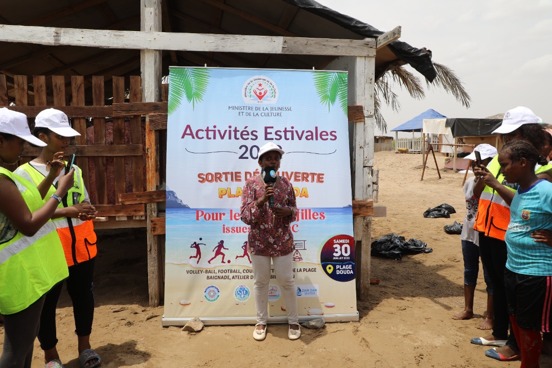 Sortie découverte de plus d'une centaine de jeunes filles à la plage de Douda