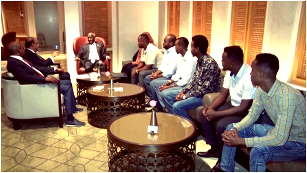 Le Premier ministre rencontre les étudiants djiboutiens en Tunisie