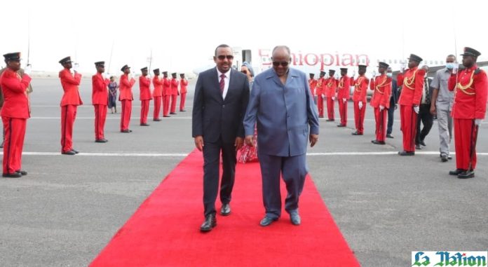 Le Président et Mme Guelleh accueillent le Premier Ministre Abiy Ahmed et son épouse à l’aéroport International d’Ambouli (1)