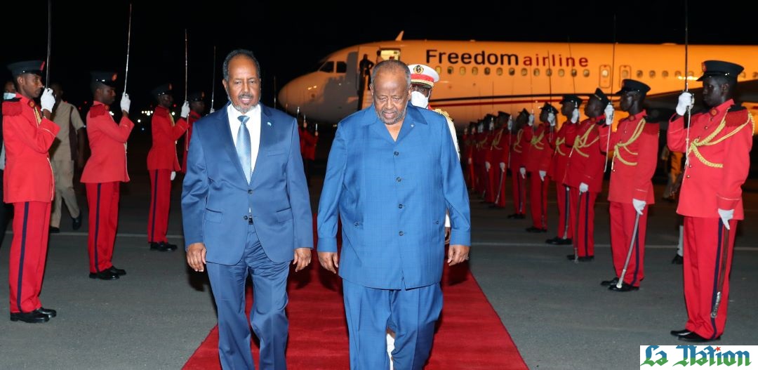 Le Président Guelleh accueille son homologue somalien à l’Aéroport International d’Ambouli