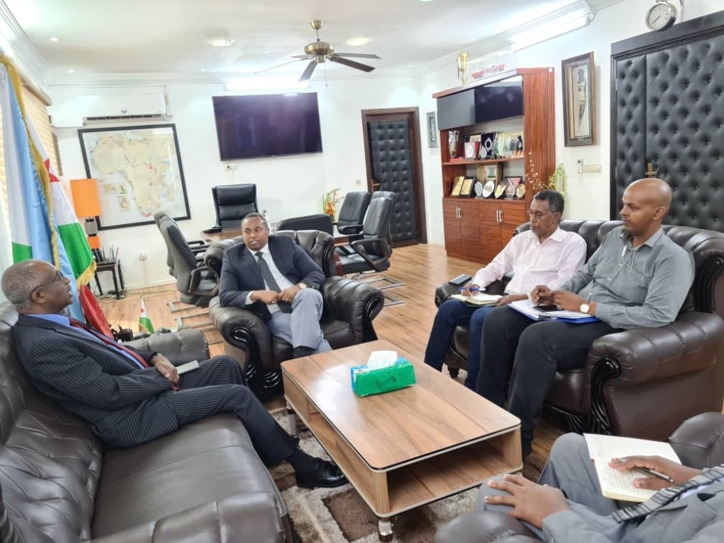 Le ministre de l’énergie chargé des ressources naturelles reçoit le nouvel ambassadeur du Kenya à Djibouti