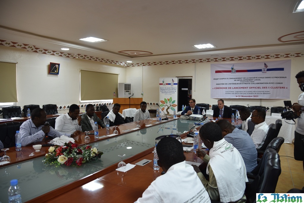 Cérémonie de lancement officiel des cinq clusters de 24 associations dans les cinq régions