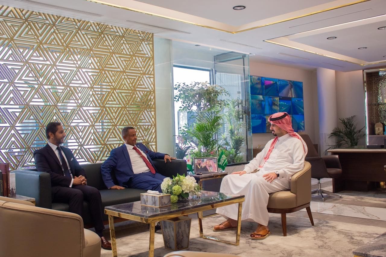 L’édile de la capitale reçu par le prince Fayçal ben Abdelaziz ben Ayyaf, Maire de la capitale de Riyad