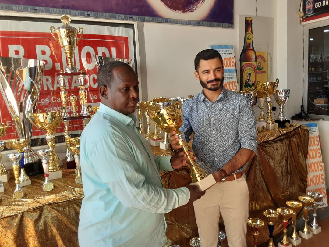 Les établissements BB Modis offrent des trophées à la FDH