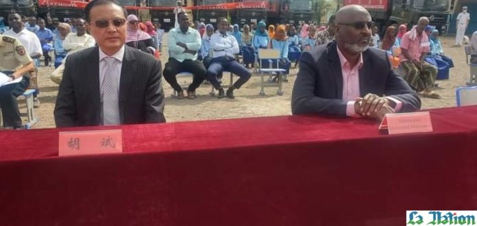 Les militaires de la base de soutien logistique chinoise offrent des équipements à l’école de PK12 (2)