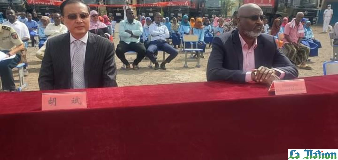 Les militaires de la base de soutien logistique chinoise offrent des équipements à l’école de PK12