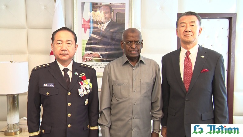 Le Premier ministre décore le chef d'Etat major interarmées des force d'auto défense japonaise