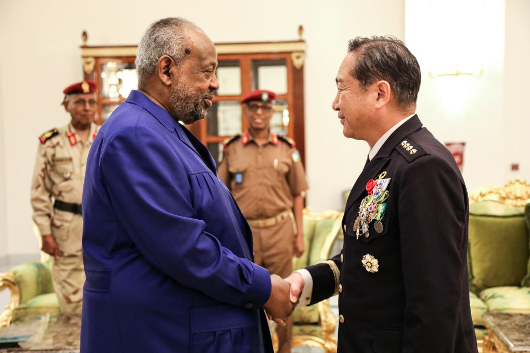 Le Président Guelleh reçoit le Chef d’état-major général des Forces d’Auto-défense Japonaises