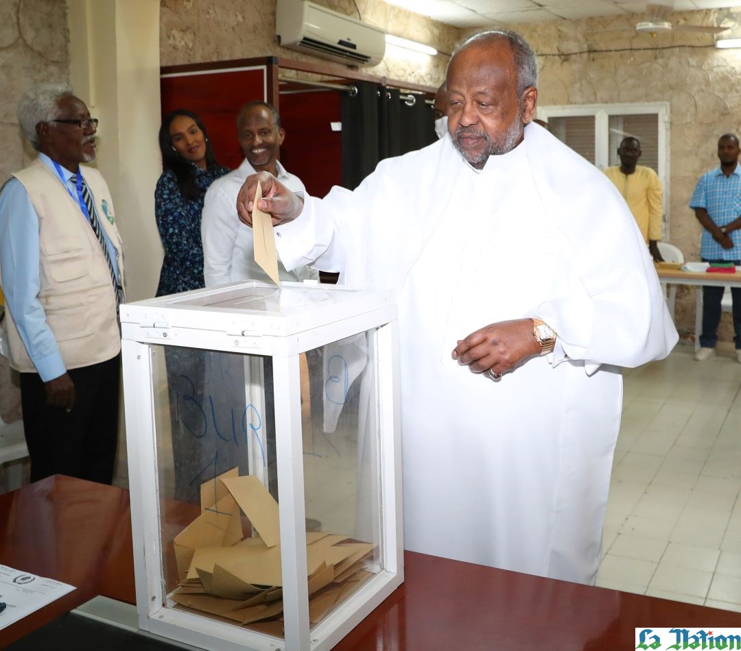 Le Président Guelleh s’acquitte de son devoir civique de vote