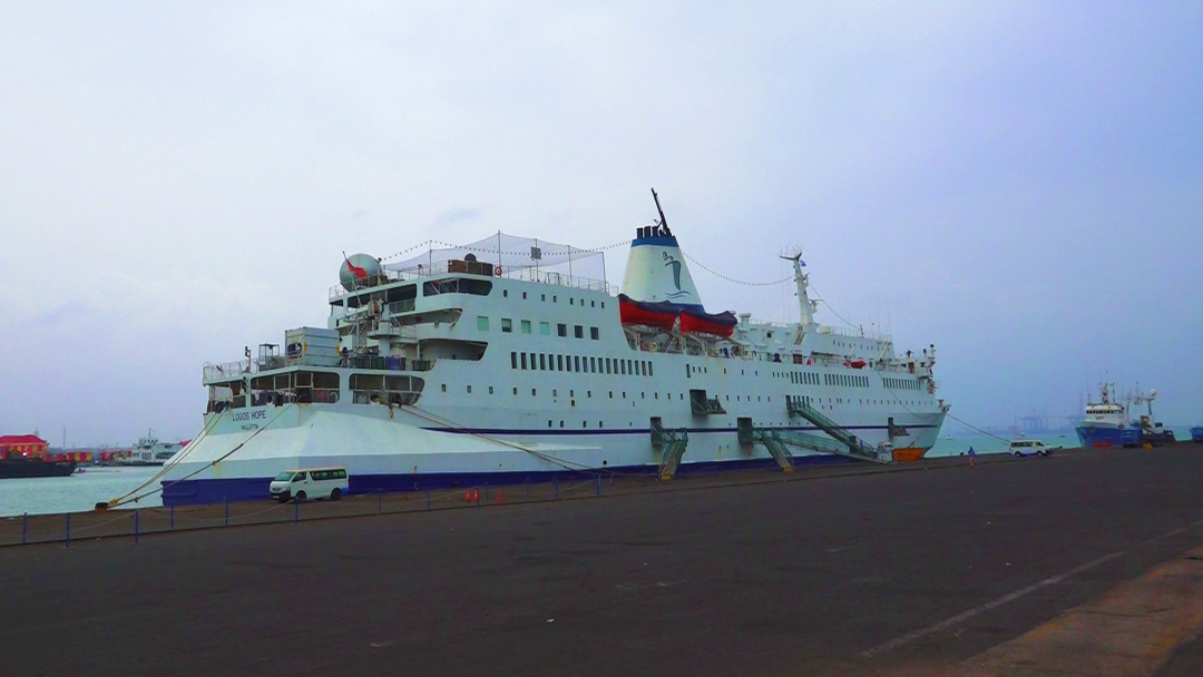 Bibliothèque flottante qui fait le tour du monde : Visite des écoliers à bord du plus grand navire « LOGOS HOPE »