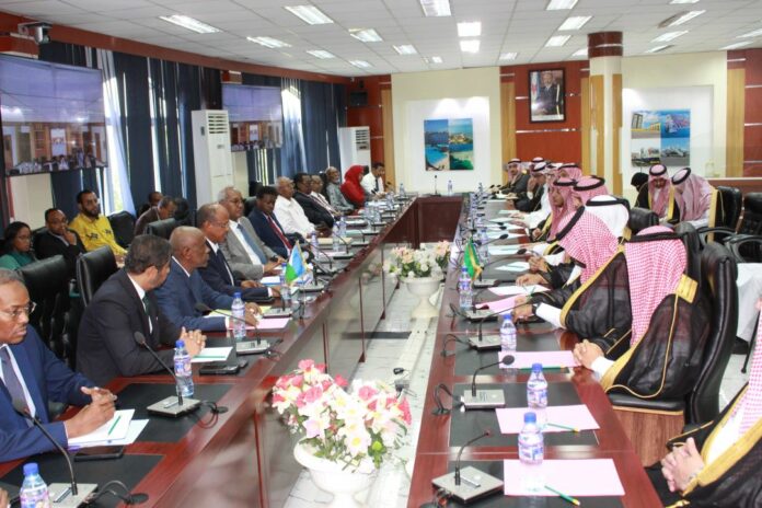 Le ministre des Affaires étrangères reçoit une délégation de haut niveau saoudienne (1)
