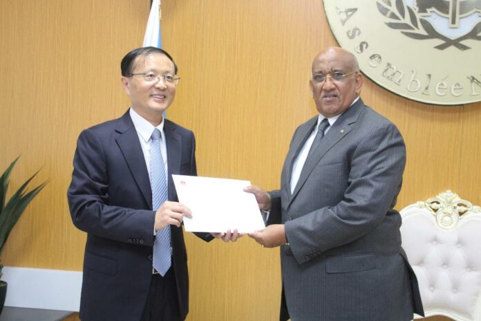Le président de l’Assemblée Nationale reçoit l’ambassadeur la République populaire de chine accrédité à Djibouti