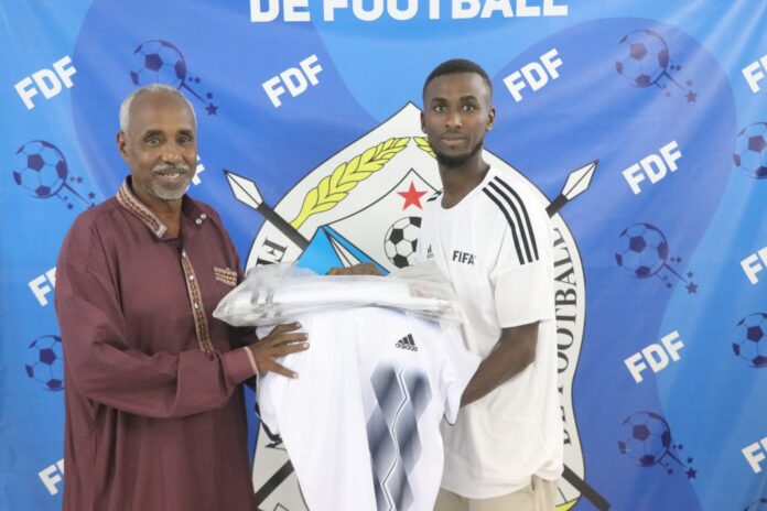 La fédération offre des équipements sportifs aux différents clubs du football en salle (2)