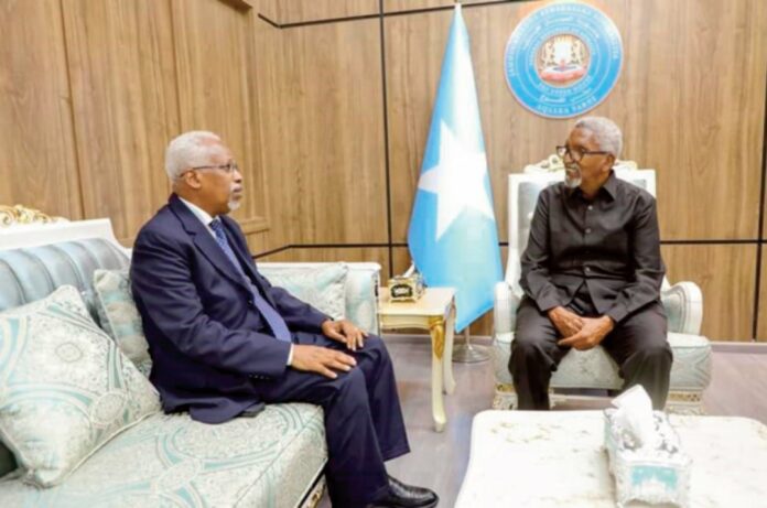 Le nouvel ambassadeur de Djibouti en Somalie reçu par Le président de la chambre haute du parlement