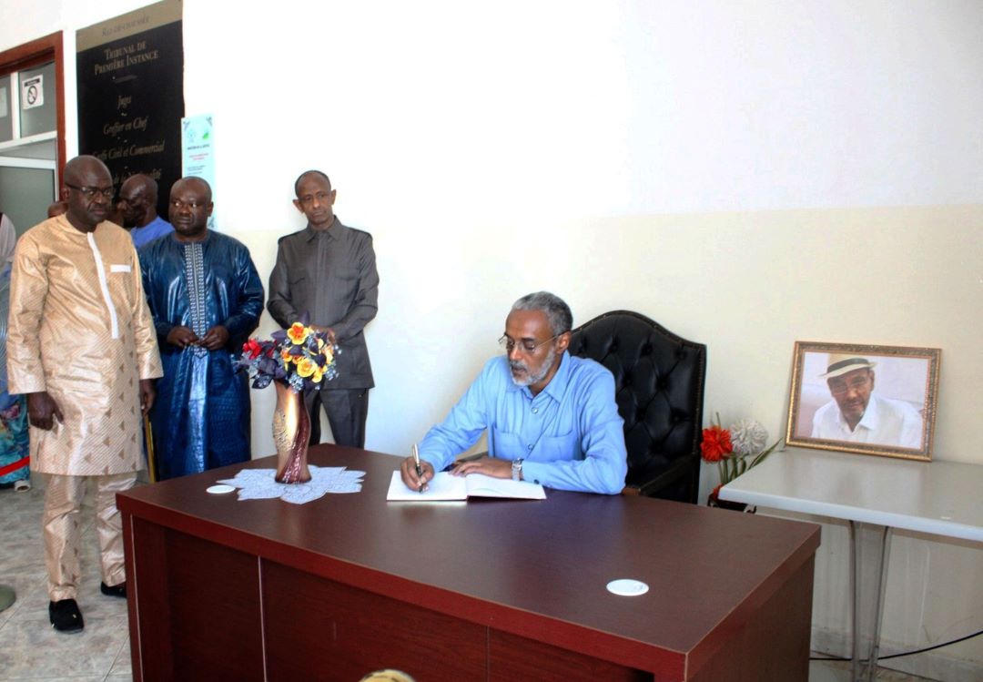 Le ministre de la Justice signe le registre de condoléances ouvert en hommage au défunt Abdourahman Cheick Mohamed, Président de la Cour suprême