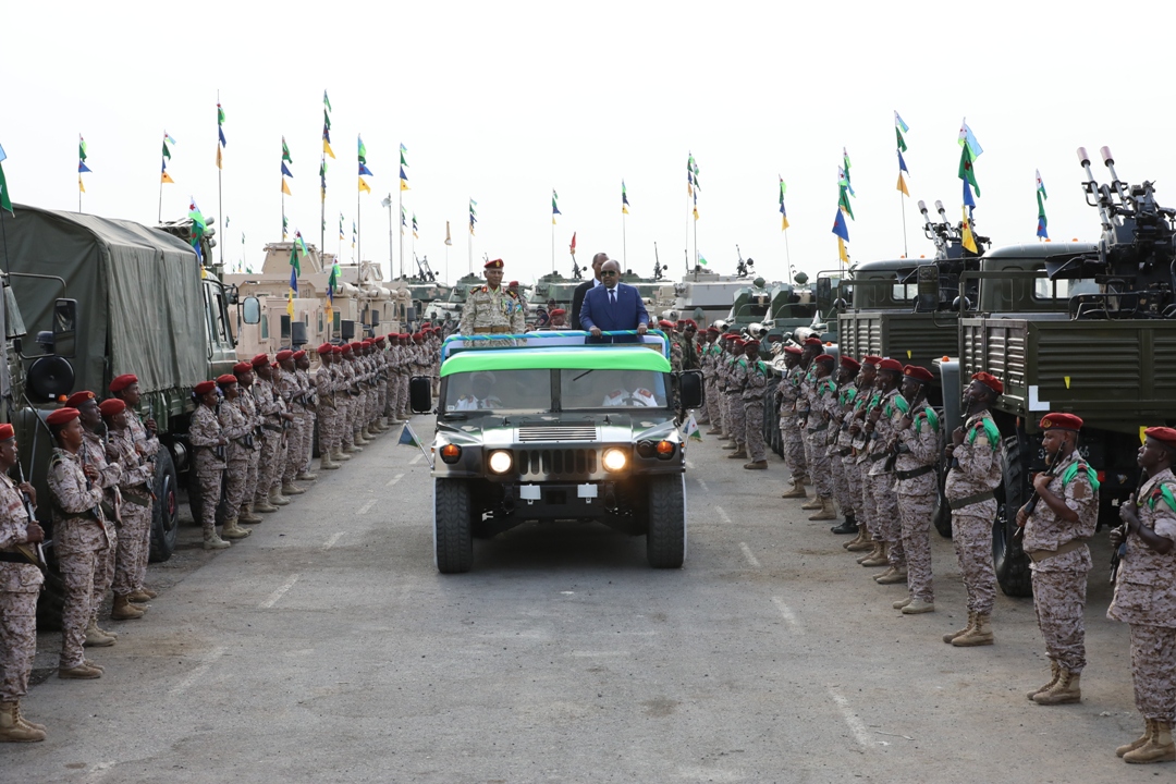 LE CHEF DE L’ETAT, CHEF SUPRÊME DES ARMÉES, PRÉSIDE LA PARADE MILITAIRE DU 46e ANNIVERSAIRE DE NOTRE FÊTE NATIONALE