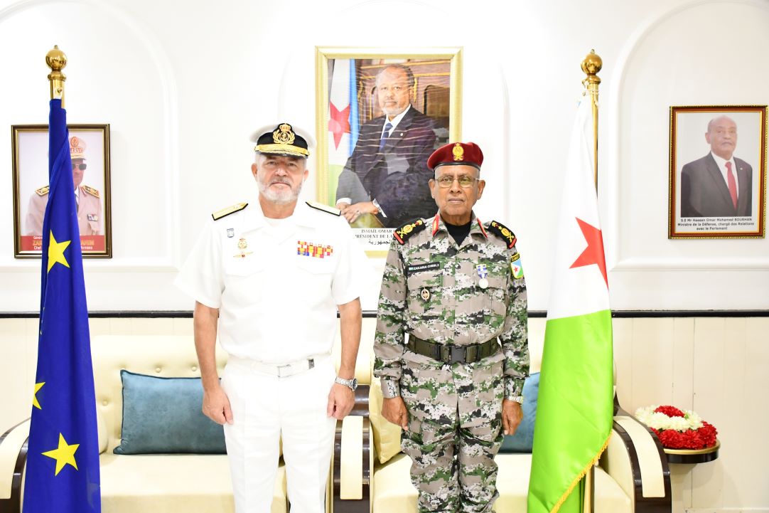 Le général Zakaria Cheikh Ibrahim décoré de la plus haute distinction de l’opération Atalante