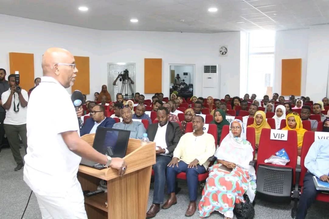 Une journée d'échanges et de dialogue sur l'entrepreneuriat présidée par le ministre de l'Economie et des Finances