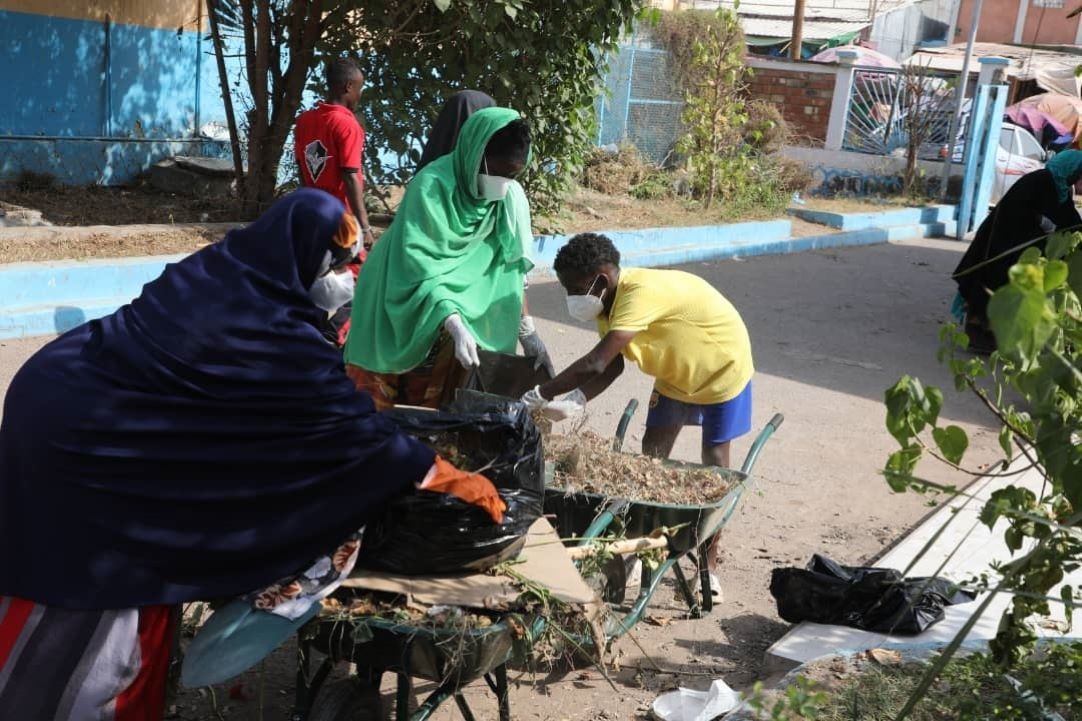 Opérations de nettoyage et de ramassage d’ordures à la polyclinique de PK 12