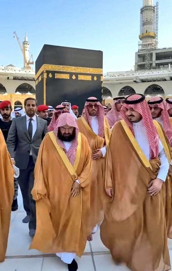 L'ambassadeur de Djibouti en Arabie saoudite participe au lavage rituel de la sainte Kaaba (1)