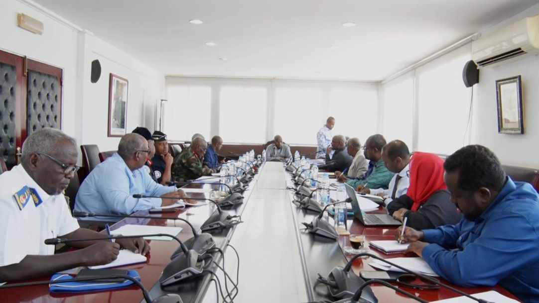 Le Premier Ministre préside une réunion avec les membres du comité ...