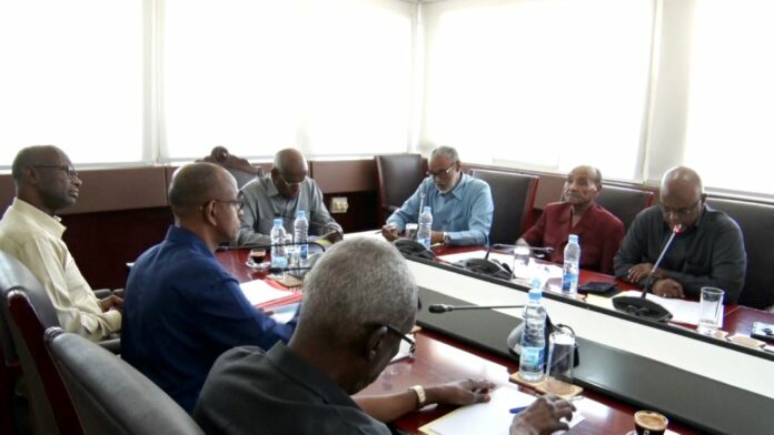 Le Premier Ministre préside une réunion avec les membres du comité (2)