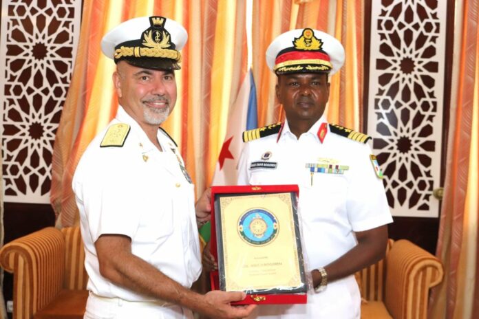 Garde-côtes visite de courtoisie du commandant de la force navale (2)