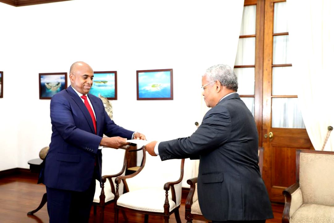 L’ambassadeur Eybe présente ses lettres de créance en qualité de premier ambassadeur de la république de Djibouti auprès des Seychelles