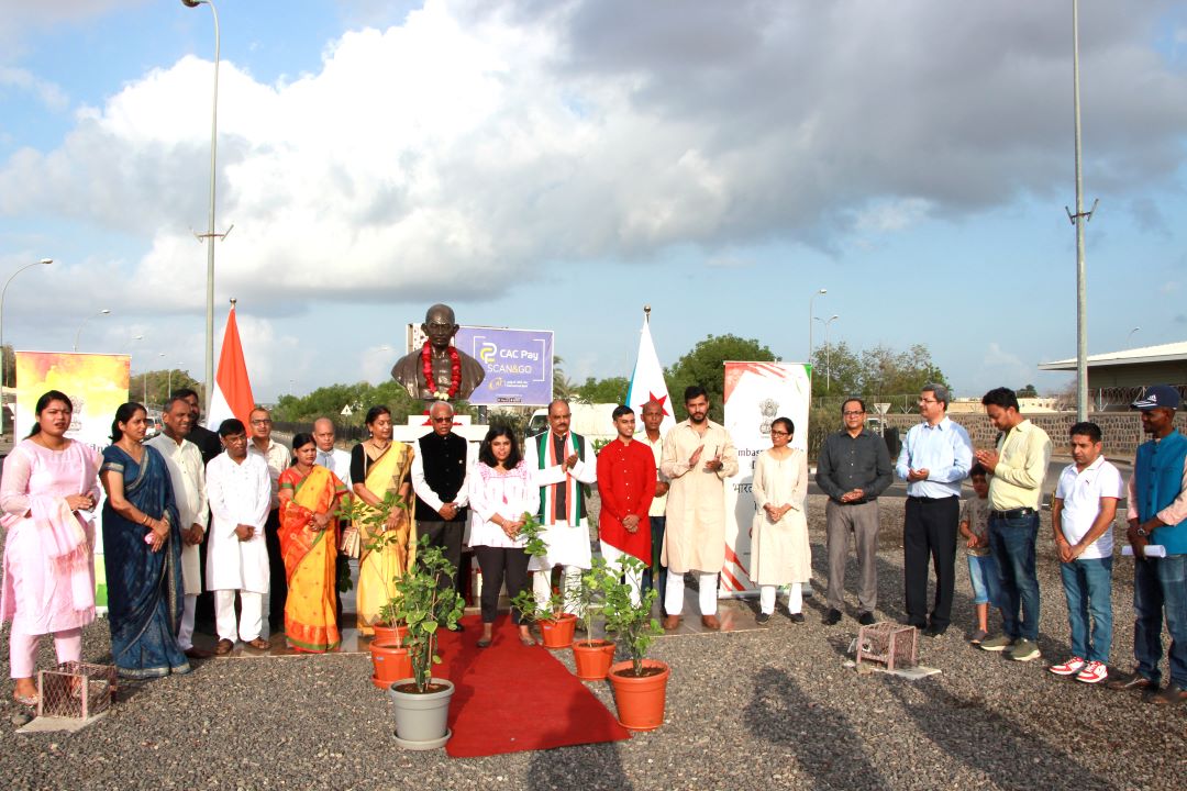 Journée mondiale de la non-violence : Une gerbe de fleurs à la statue de Mahatma Gandhi à Djibouti