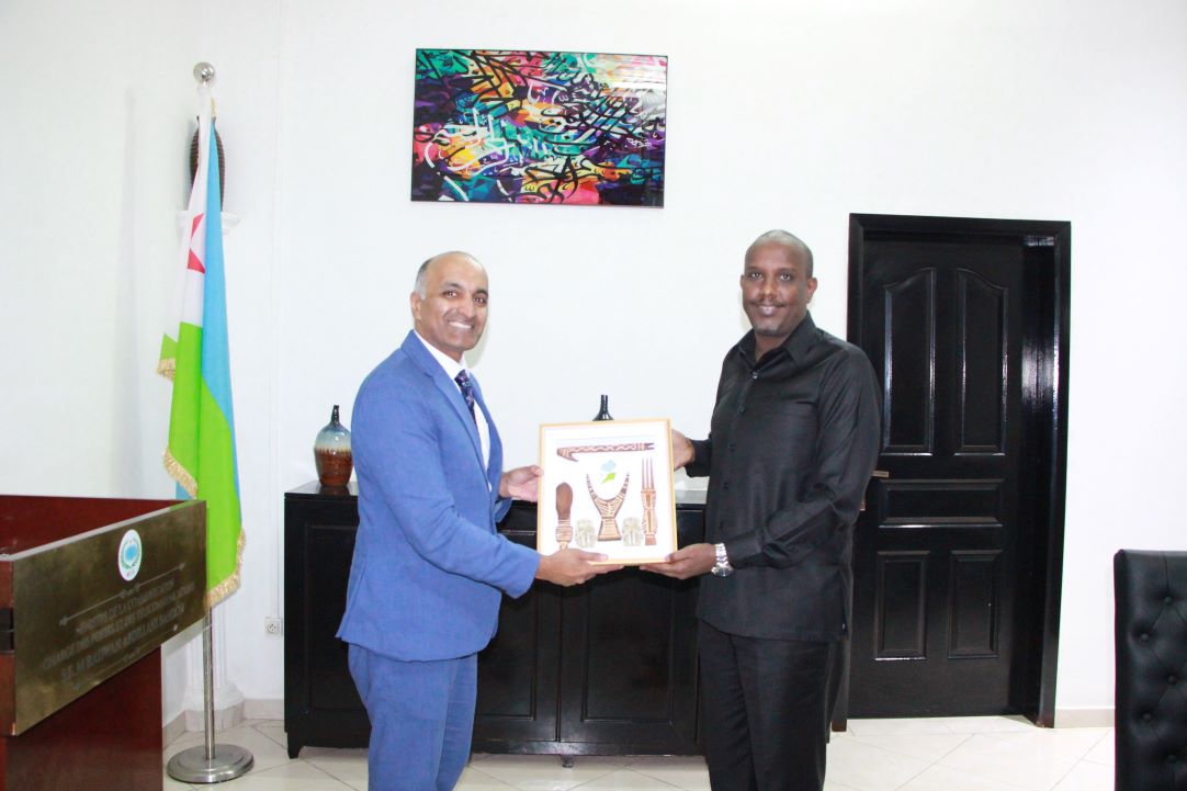 Le ministre de la communication reçoit en visite de courtoisie le nouvel ambassadeur du Royaume-Uni